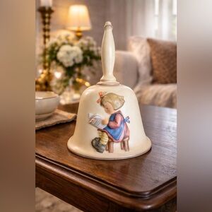 Vintage 1990 Goebel M.I. Hummel Annual Bell 13th Edition “Little Girl Reading”